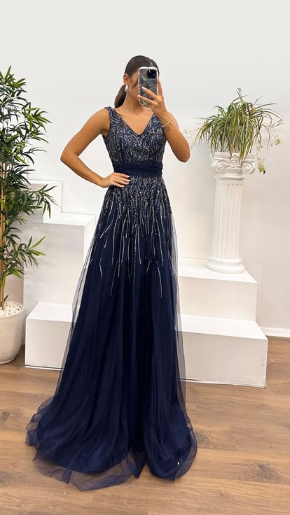Marineblaues Abendkleid aus besticktem Tüll mit V-Ausschnitt