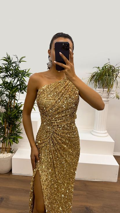 Vestido dorado con diseño de lentejuelas y detalle de hombros