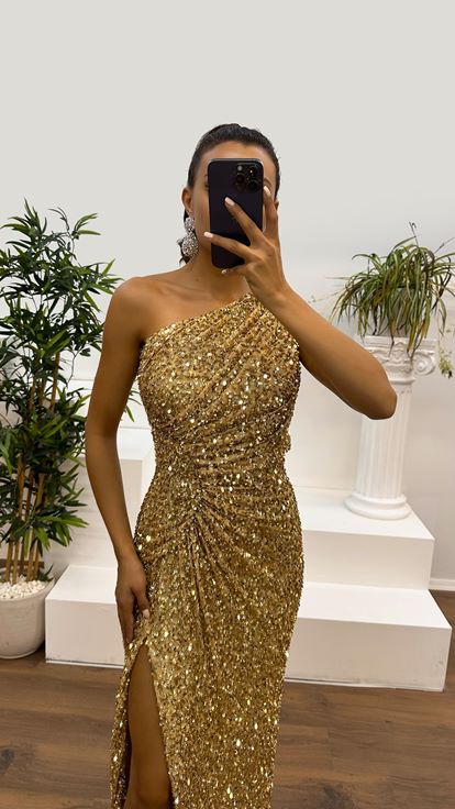 Vestido dorado con diseño de lentejuelas y detalle de hombros