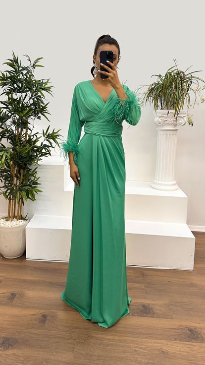 Vestido verde menta con diseño de cuello cruzado y mangas de plumas