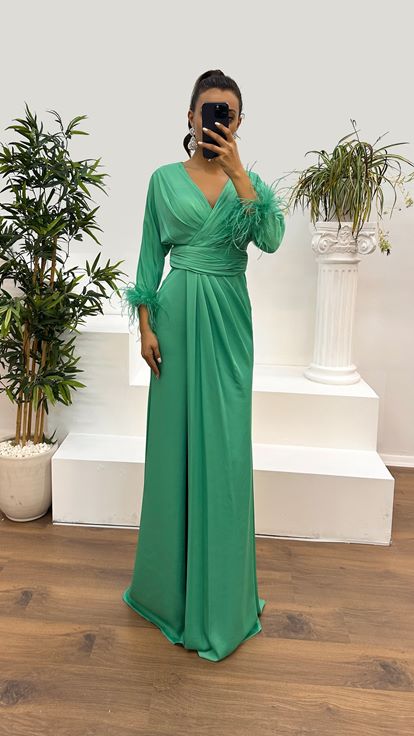 Vestido verde menta con diseño de cuello cruzado y mangas de plumas