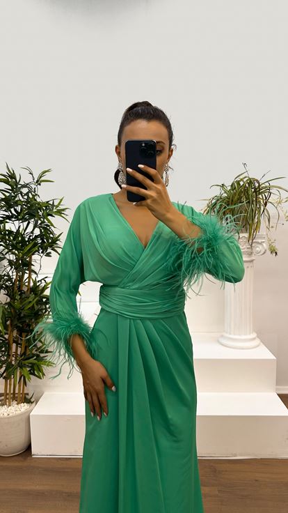 Vestido verde menta con diseño de cuello cruzado y mangas de plumas