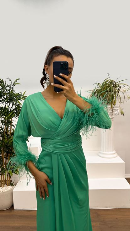 Vestido verde menta con diseño de cuello cruzado y mangas de plumas