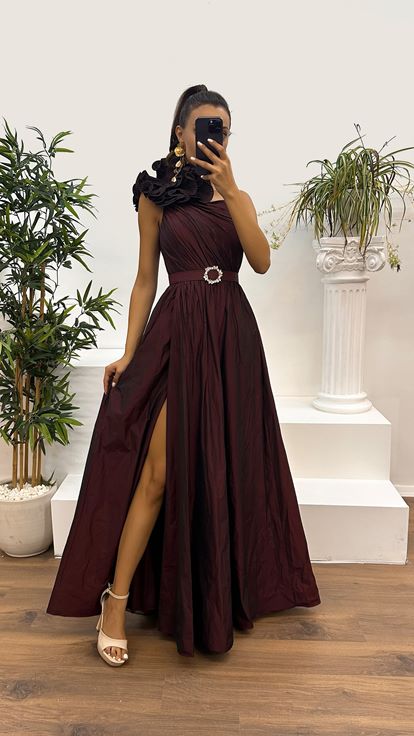 Vestido con diseño de volantes en los hombros color burdeos