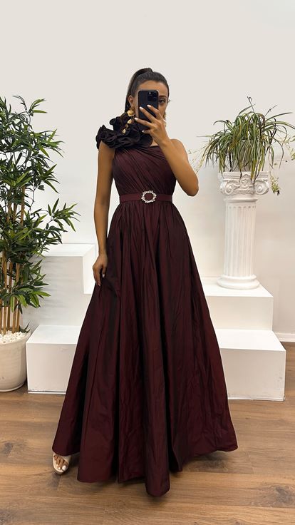 Vestido con diseño de volantes en los hombros color burdeos