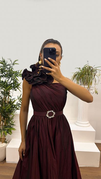 Vestido con diseño de volantes en los hombros color burdeos