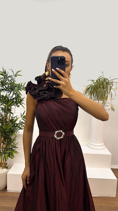 Vestido con diseño de volantes en los hombros color burdeos