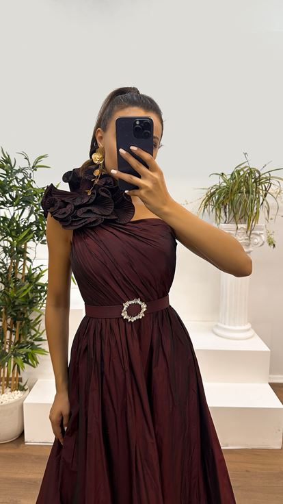Vestido con diseño de volantes en los hombros color burdeos