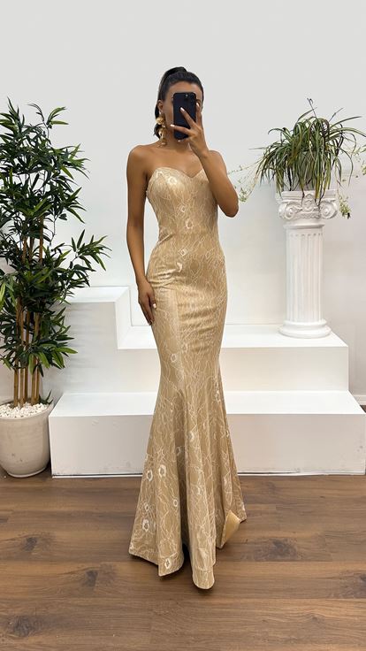 Vestido dorado sin tirantes con diseño de patrón bordado