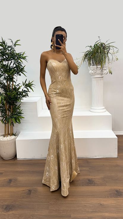 Vestido dorado sin tirantes con diseño de patrón bordado