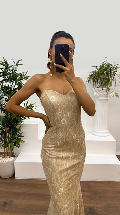 Vestido dorado sin tirantes con diseño de patrón bordado