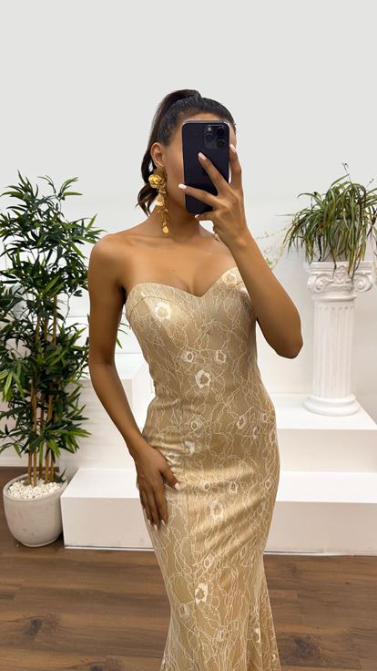 Vestido dorado sin tirantes con diseño de patrón bordado