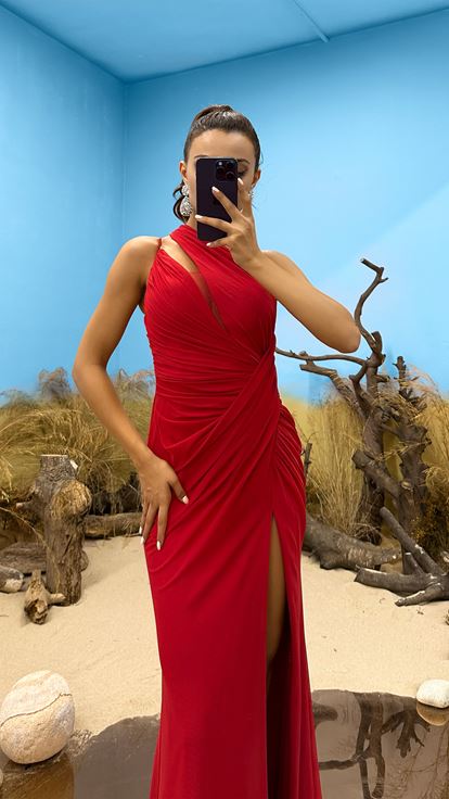 Vestido rojo con diseño drapeado y detalle de hombros