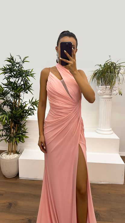 Abito color salmone con dettaglio sulle spalle e drappeggio