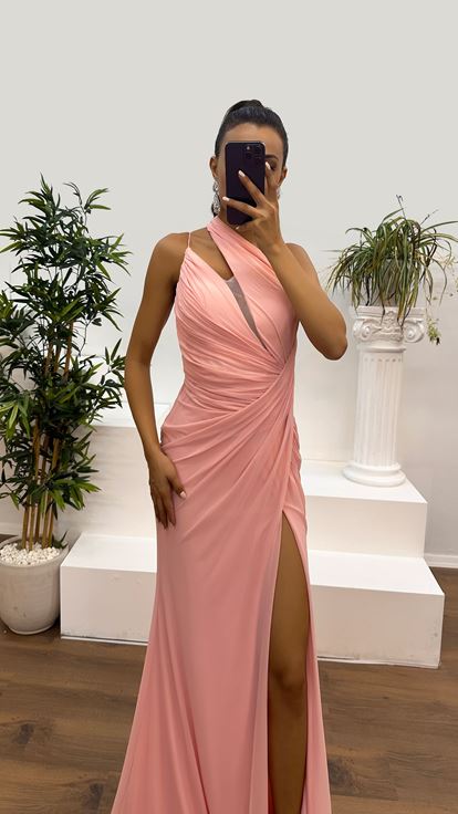 Abito color salmone con dettaglio sulle spalle e drappeggio
