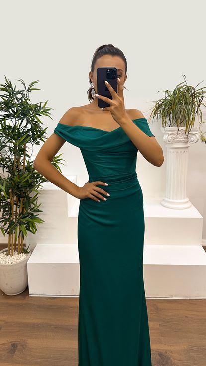 Vestido de noche con diseño de cuello barco en el pecho, color verde esmeralda claro