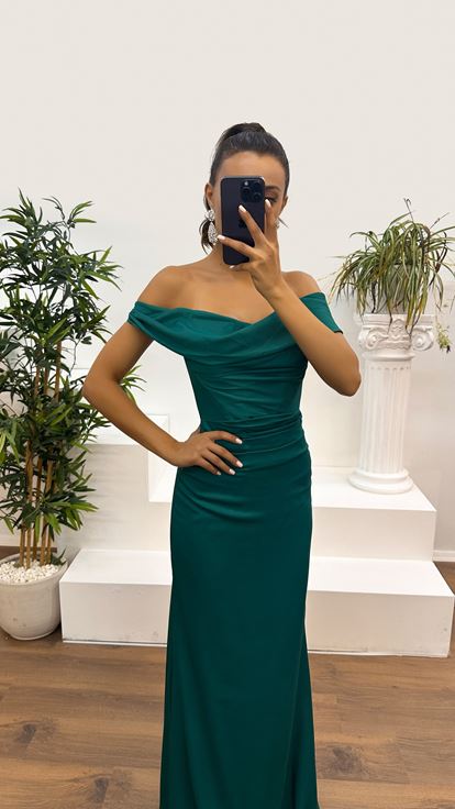 Vestido de noche con diseño de cuello barco en el pecho, color verde esmeralda claro