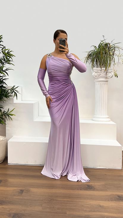 فستان سهرة بمقاسات كبيرة، بلون أرجواني فاتح، بكتف واحد، مزين بتفاصيل أنيقة على الأكمام 