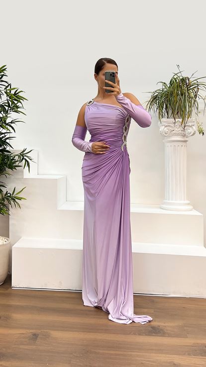 فستان سهرة بمقاسات كبيرة، بلون أرجواني فاتح، بكتف واحد، مزين بتفاصيل أنيقة على الأكمام 