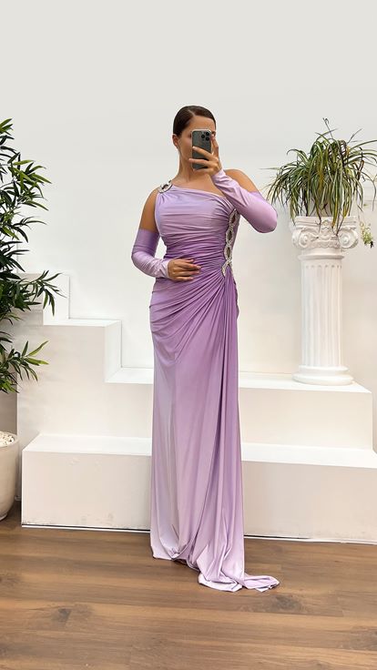 فستان سهرة بمقاسات كبيرة، بلون أرجواني فاتح، بكتف واحد، مزين بتفاصيل أنيقة على الأكمام 