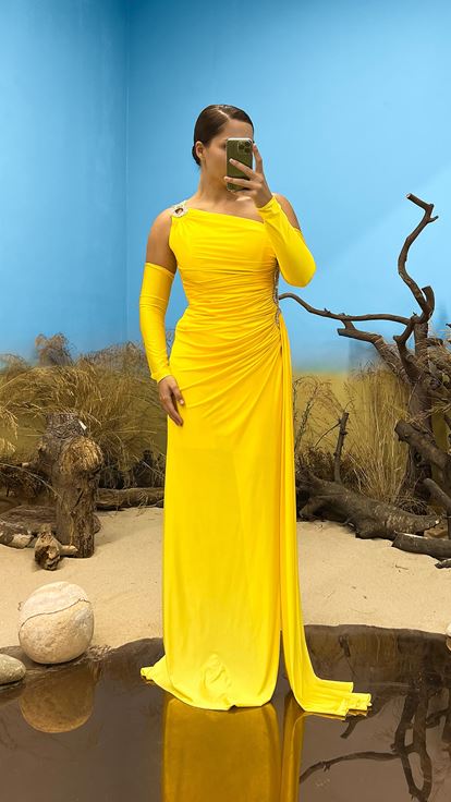 Robe de soirée jaune asymétrique grande taille avec détails en strass sur les manches