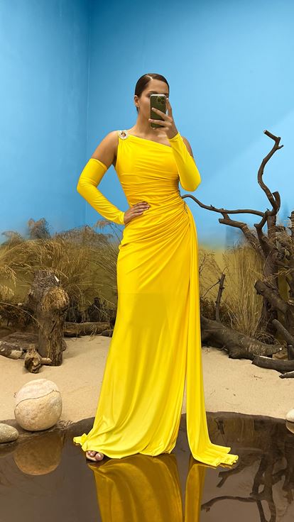 Robe de soirée jaune asymétrique grande taille avec détails en strass sur les manches