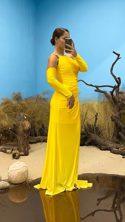 Robe de soirée jaune asymétrique grande taille avec détails en strass sur les manches