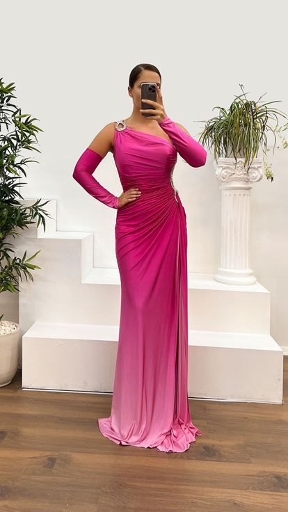 فستان سهرة فوشيا بكتف واحد وتفاصيل مزينة على الأكمام، مقاسات كبيرة