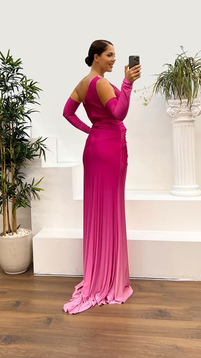 فستان سهرة فوشيا بكتف واحد وتفاصيل مزينة على الأكمام، مقاسات كبيرة