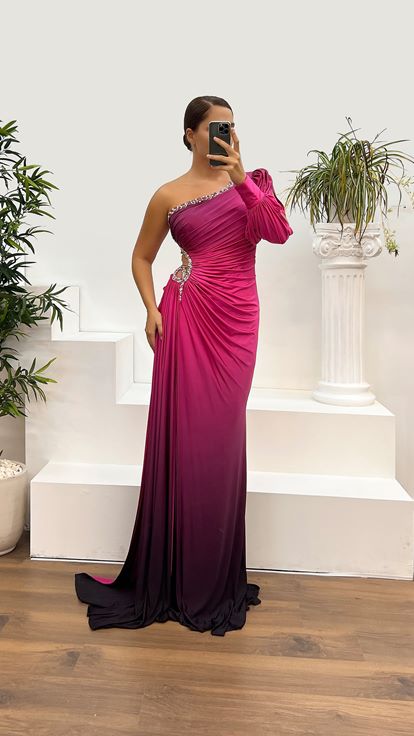 Robe de soirée fuchsia à manches simples et détail de la taille avec broderie en pierre