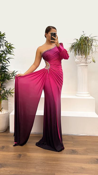 Robe de soirée fuchsia à manches simples et détail de la taille avec broderie en pierre