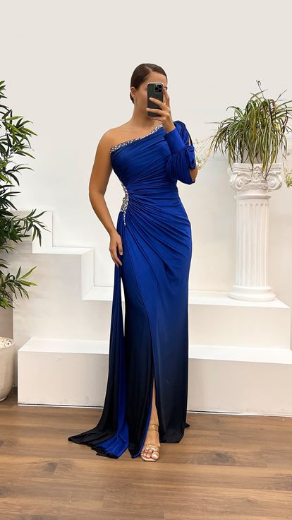 Robe de soirée Saks à manches simples et détails de taille brodés de pierre