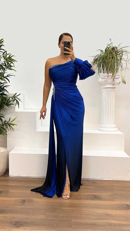 Robe de soirée Saks à manches simples et détails de taille brodés de pierre