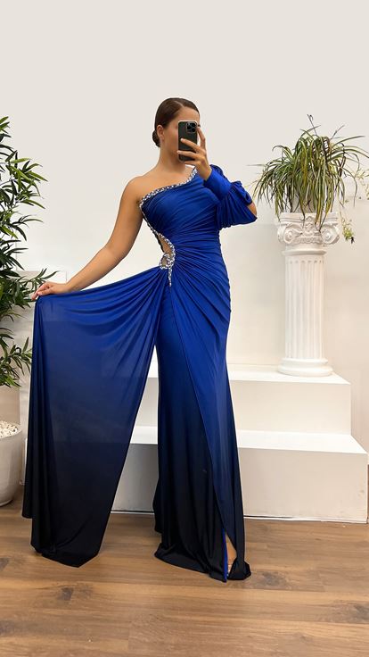 Robe de soirée Saks à manches simples et détails de taille brodés de pierre