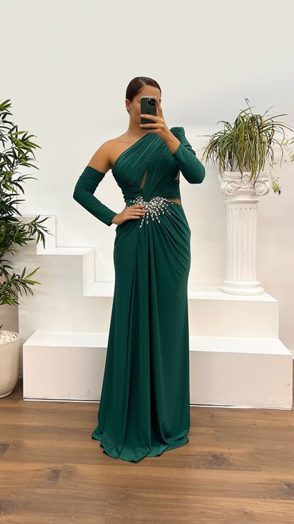 فستان سهرة بأكمام زمردية، وخصر مرصع، وتصميم شفاف