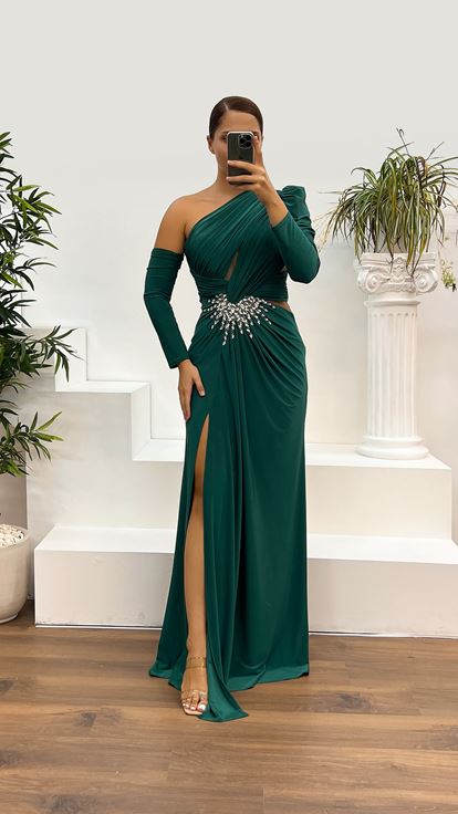 فستان سهرة بأكمام زمردية، وخصر مرصع، وتصميم شفاف