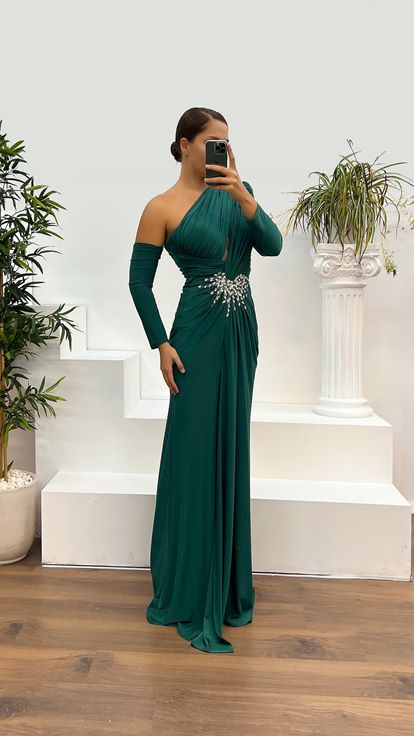 فستان سهرة بأكمام زمردية، وخصر مرصع، وتصميم شفاف