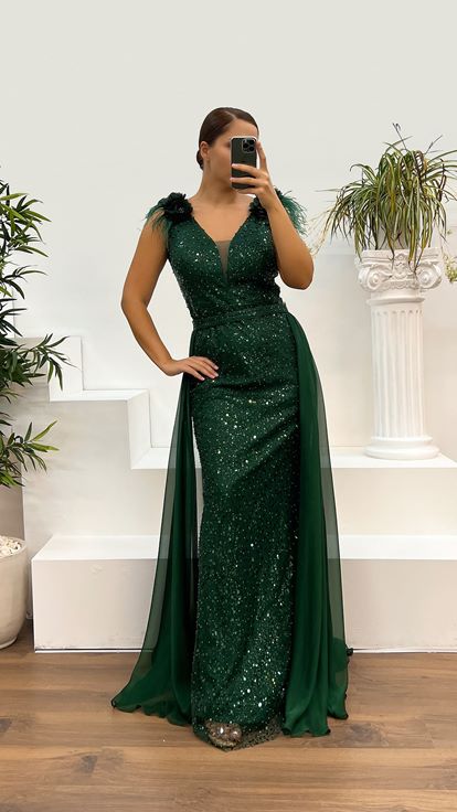 فستان سهرة بمقاسات كبيرة مزين بتطريز ريش وتفاصيل وردة على الكتفين باللون الأخضر الزمردي