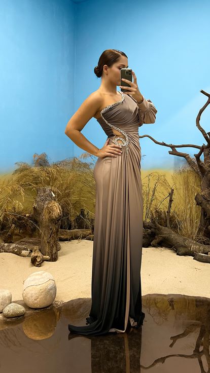 Robe de soirée en vison à une épaule et à la taille avec détail en pierre