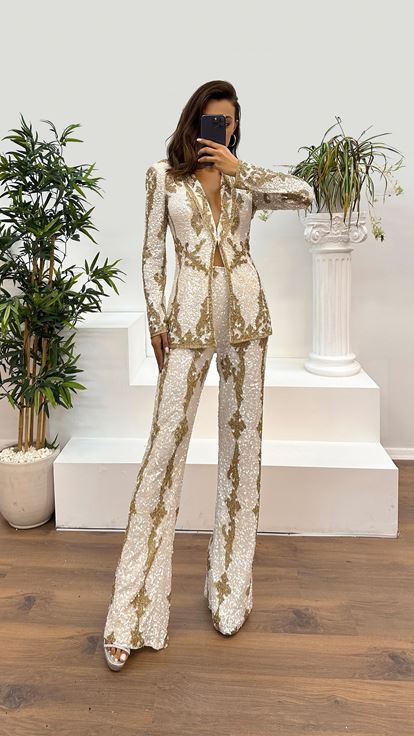 طقم فستان سهرة أبيض مطرز يدويًا بتصميم فاخر