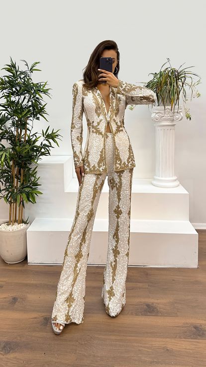 طقم فستان سهرة أبيض مطرز يدويًا بتصميم فاخر