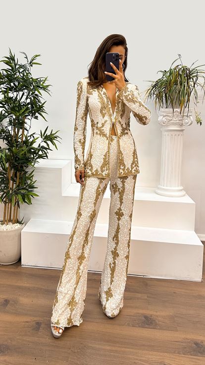 طقم فستان سهرة أبيض مطرز يدويًا بتصميم فاخر