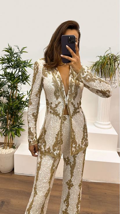 طقم فستان سهرة أبيض مطرز يدويًا بتصميم فاخر