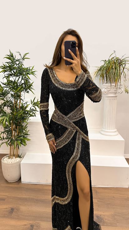 فستان سهرة بتصميم مطرز يدويًا بتفاصيل سوداء في الخلف