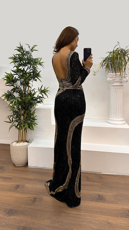 فستان سهرة بتصميم مطرز يدويًا بتفاصيل سوداء في الخلف