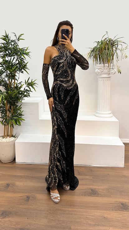 فستان سهرة أسود بأكمام واحدة بتصميم مطرز يدويًا