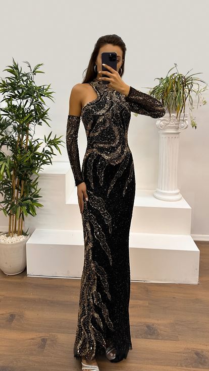 فستان سهرة أسود بأكمام واحدة بتصميم مطرز يدويًا