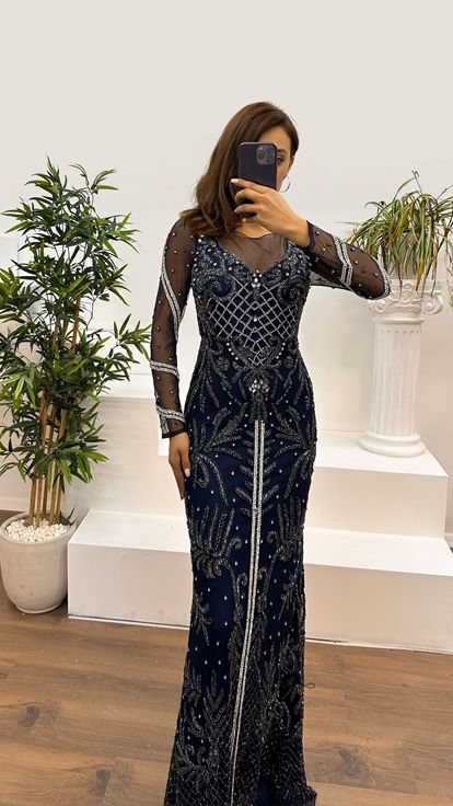 Vestido de noche con diseño bordado a mano de manga larga transparente azul marino