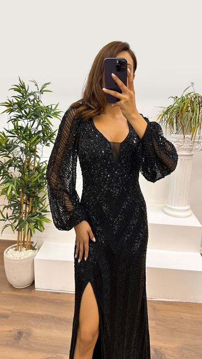 فستان سهرة أسود بياقة على شكل حرف V وأكمام طويلة بتصميم مطرز يدويًا