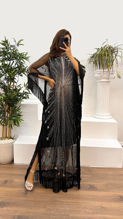 فستان سهرة أسود بأكمام واسعة مطرزة يدوياً